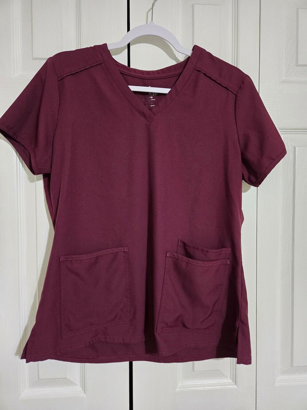 Medcouture medium plum scrub top with pockets